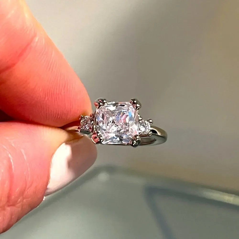 The Cushion Cut Classic in 925 and cubic zirconia.